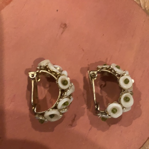Vintage Hong Kong Clip ons earrings - Picture 2 of 4